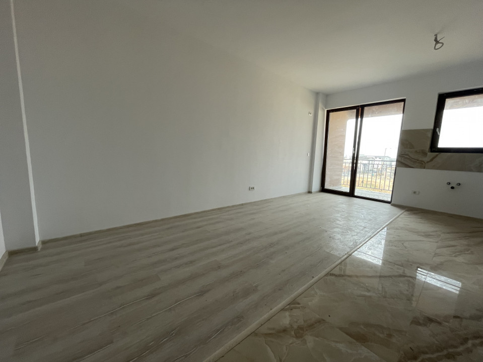 Apartament cu 3 camere, 2 bai, curte proprie, Zona ESO