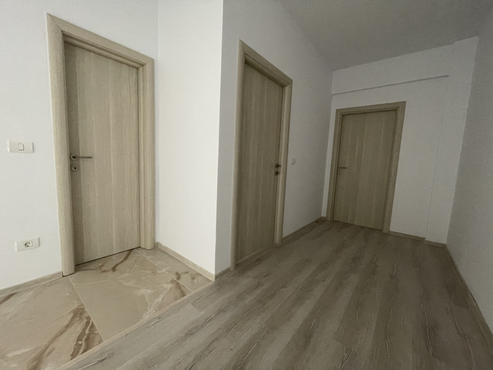 Apartament cu 3 camere, 2 bai, curte proprie, Zona ESO