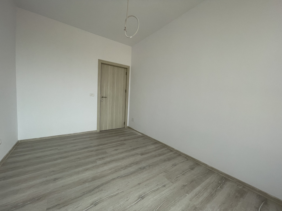 Apartament cu 3 camere, 2 bai, curte proprie, Zona ESO