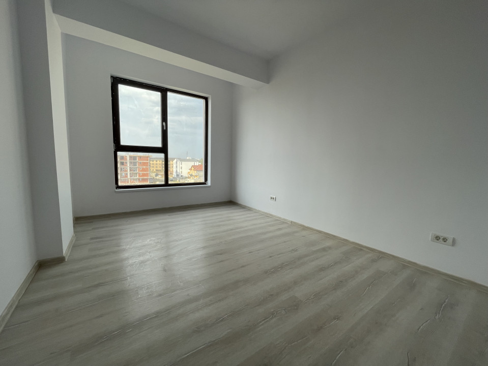 Apartament cu 3 camere, 2 bai, curte proprie, Zona ESO