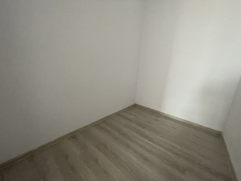 Apartament cu 3 camere, 2 bai, curte proprie, Zona ESO