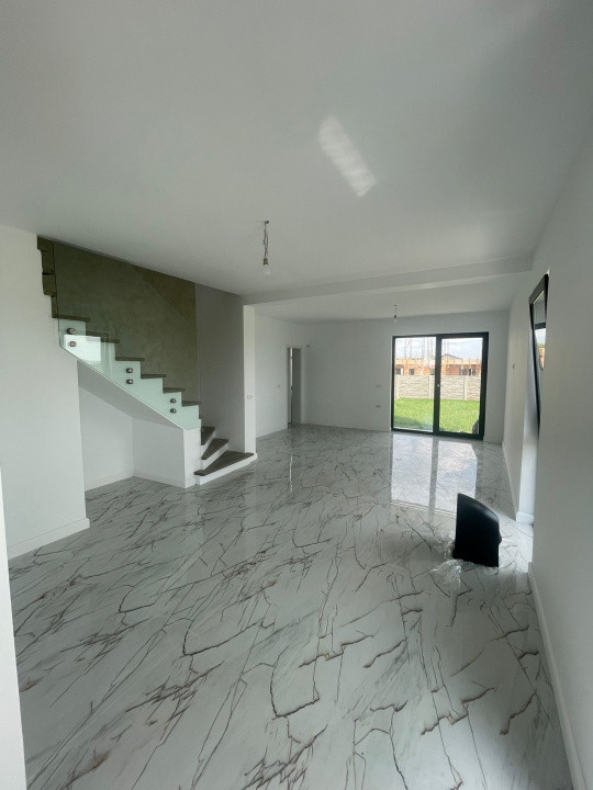 Duplex despartit prin camera tehnica 