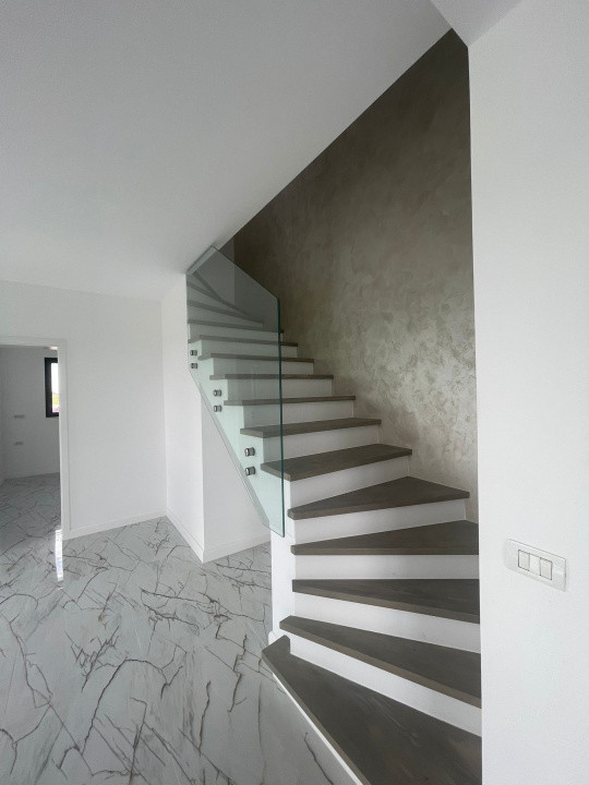 Duplex despartit prin camera tehnica 