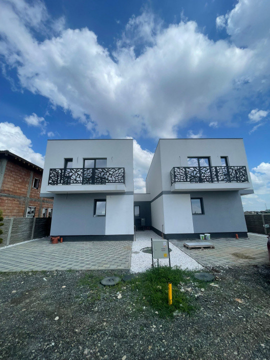 Duplex despartit prin camera tehnica 