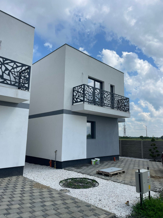 Duplex despartit prin camera tehnica 