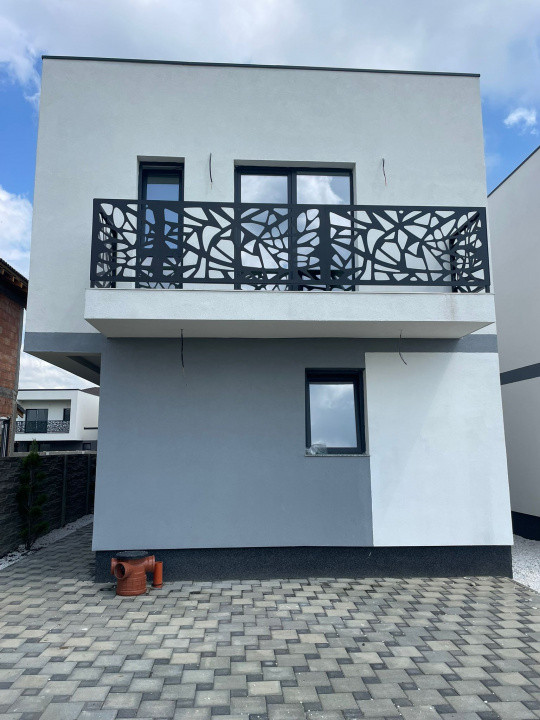 Duplex despartit prin camera tehnica 