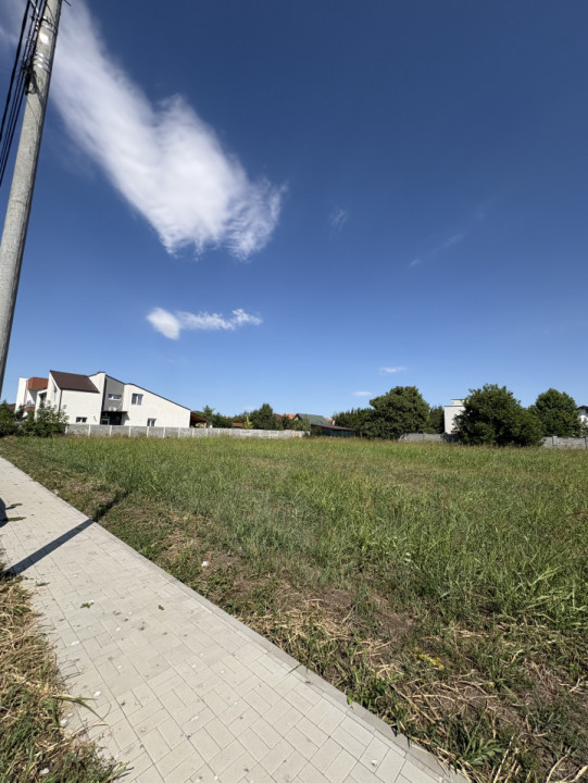 Teren cu toate utilitatiile , strada asfaltata