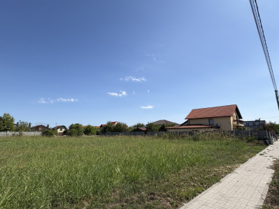 Teren cu toate utilitatiile , strada asfaltata