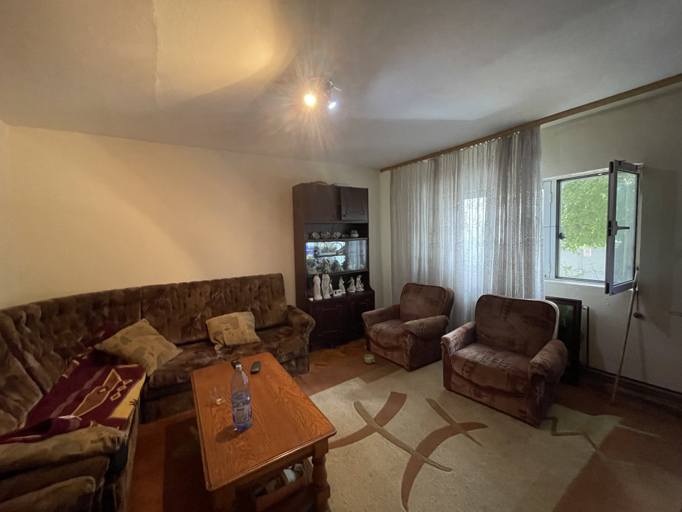 Apartament cu 3 camere si garaj, decomandat, parter