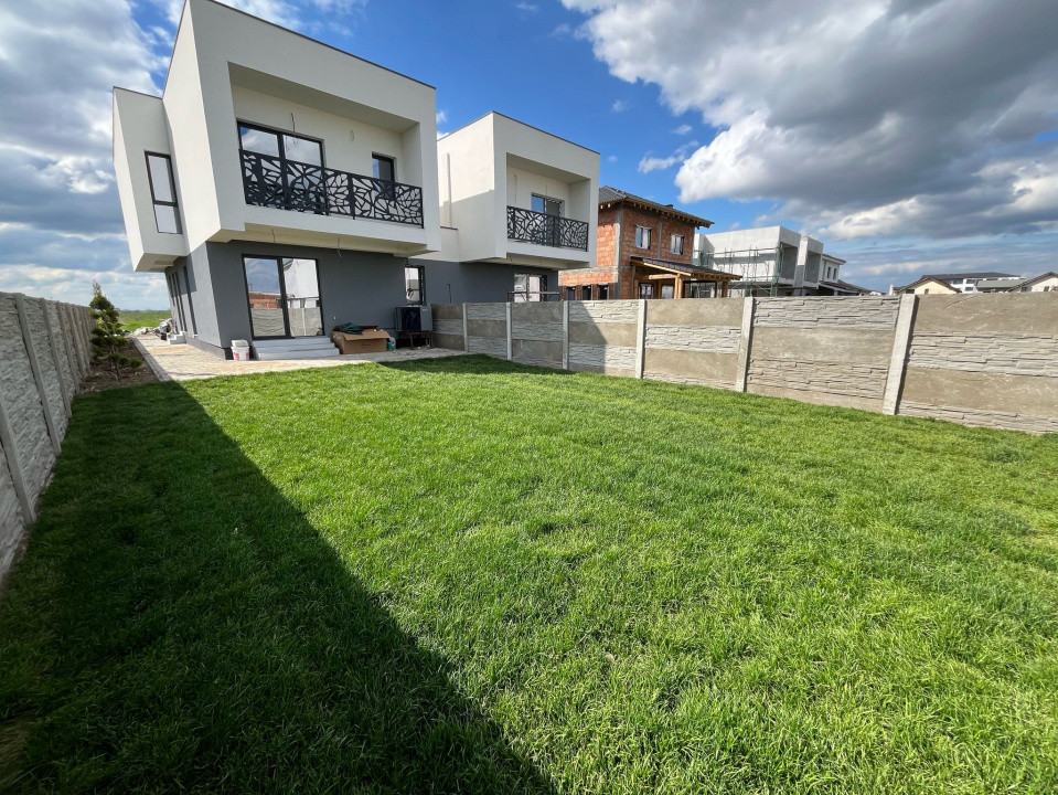 Jumatate de duplex finalizat, despartit prin camera tehnica