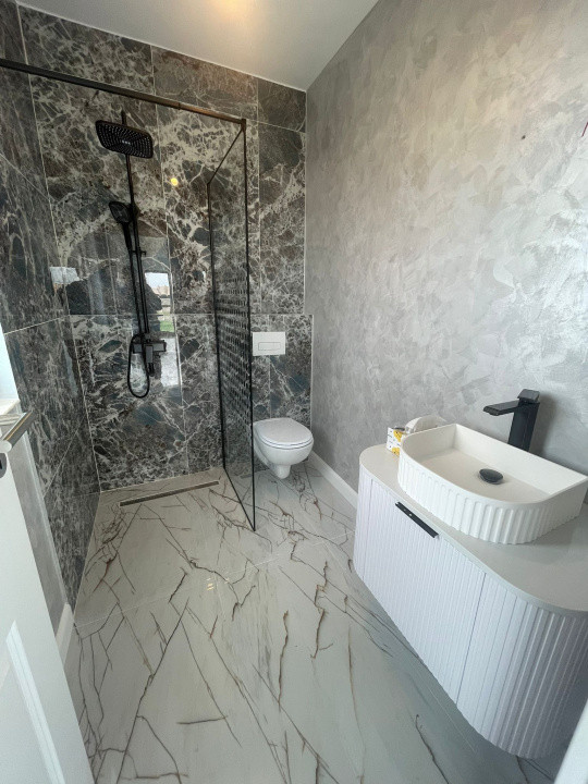 Jumatate de duplex finalizat, despartit prin camera tehnica