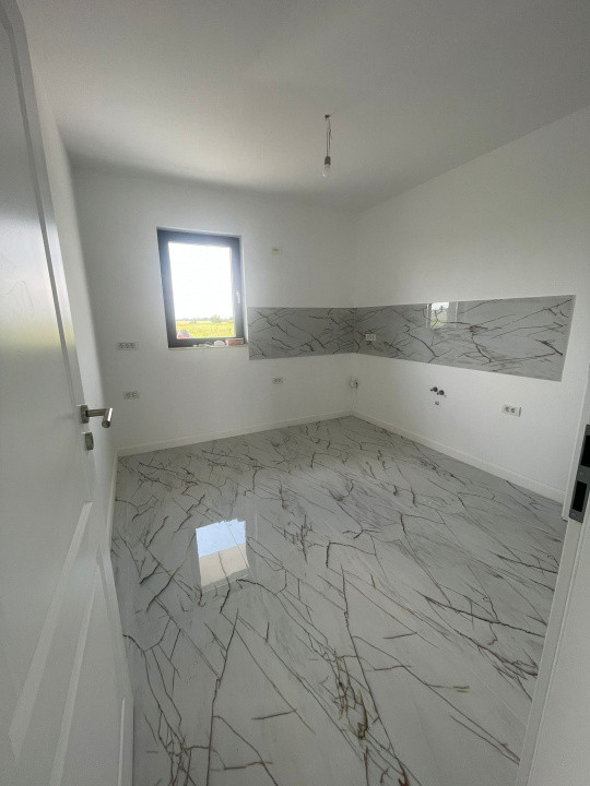 Jumatate de duplex finalizat, despartit prin camera tehnica