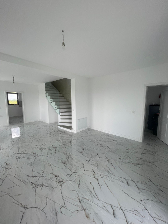 Jumatate de duplex finalizat, despartit prin camera tehnica