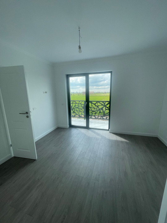 Jumatate de duplex finalizat, despartit prin camera tehnica