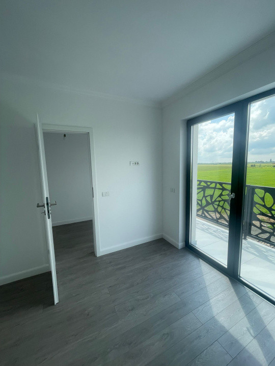 Jumatate de duplex finalizat, despartit prin camera tehnica