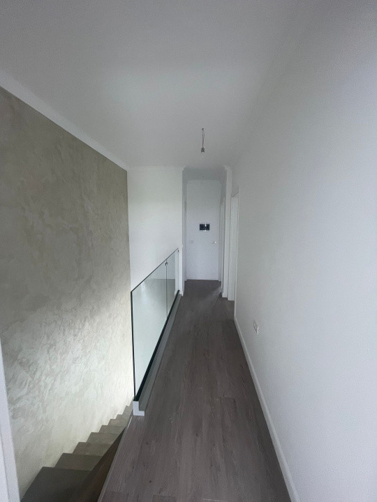 Jumatate de duplex finalizat, despartit prin camera tehnica