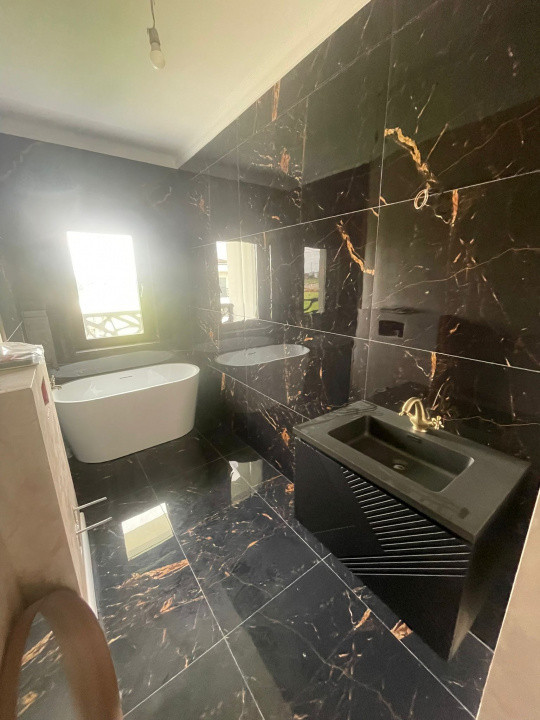 Jumatate de duplex finalizat, despartit prin camera tehnica