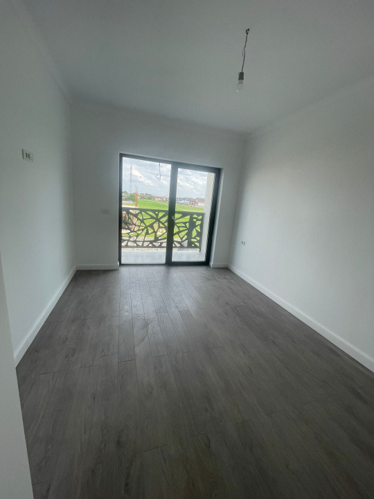 Jumatate de duplex finalizat, despartit prin camera tehnica