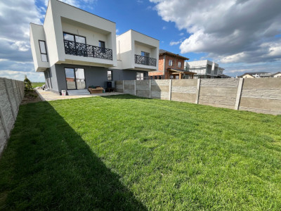 Jumatate de duplex finalizat, despartit prin camera tehnica