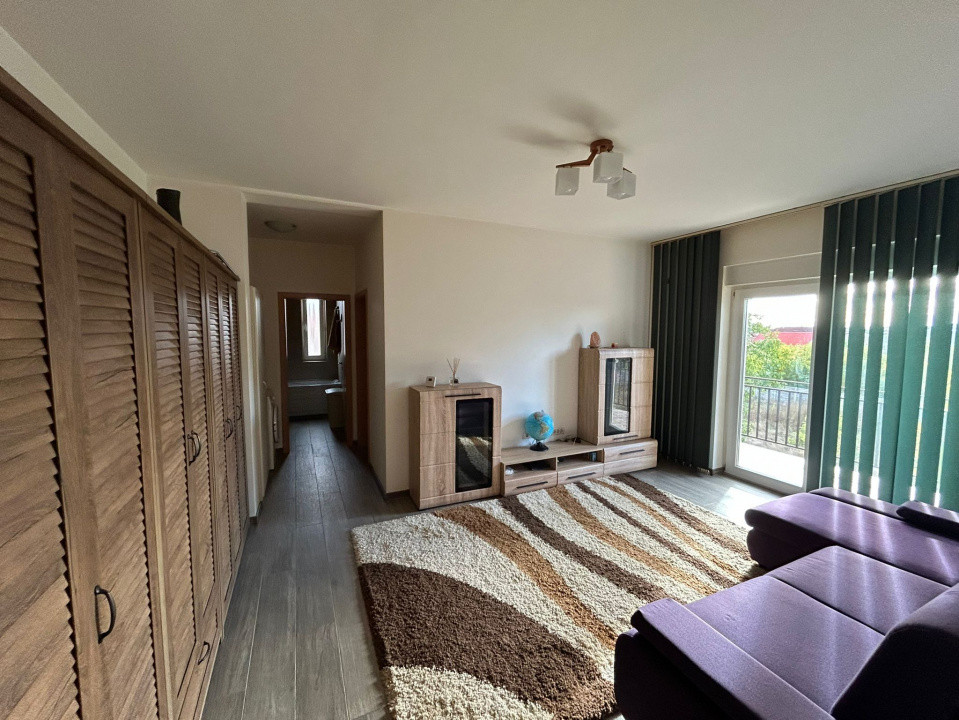 Apartament cu 2 camere, decomandat, impecabil,la etaj  intermediar