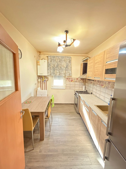 Apartament cu 2 camere, decomandat, impecabil,la etaj  intermediar