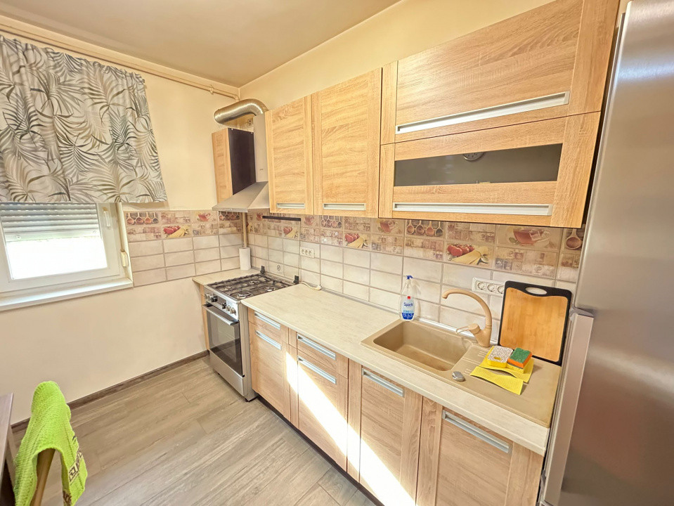 Apartament cu 2 camere, decomandat, impecabil,la etaj  intermediar