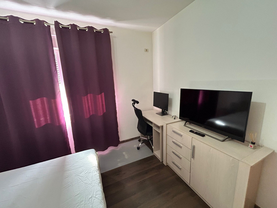 Apartament cu 2 camere, decomandat, impecabil,la etaj  intermediar