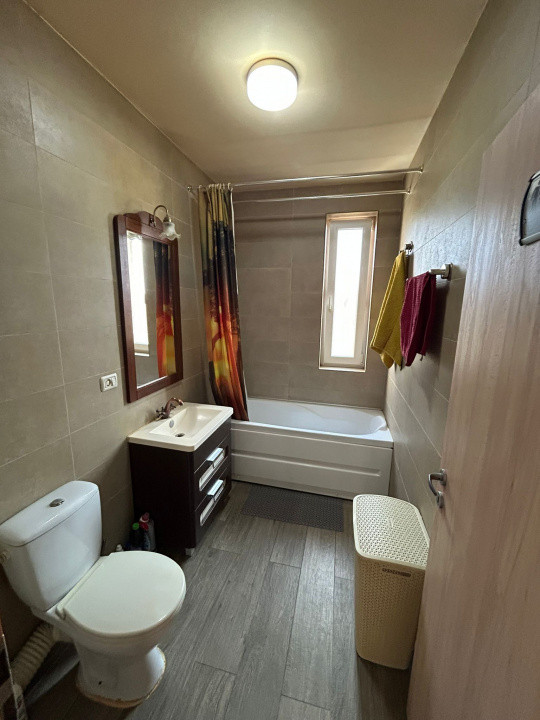 Apartament cu 2 camere, decomandat, impecabil,la etaj  intermediar