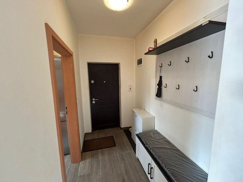 Apartament cu 2 camere, decomandat, impecabil,la etaj  intermediar
