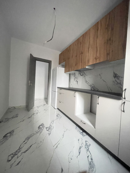 Apartament la parter in bloc nou //  2 camere decomandat.