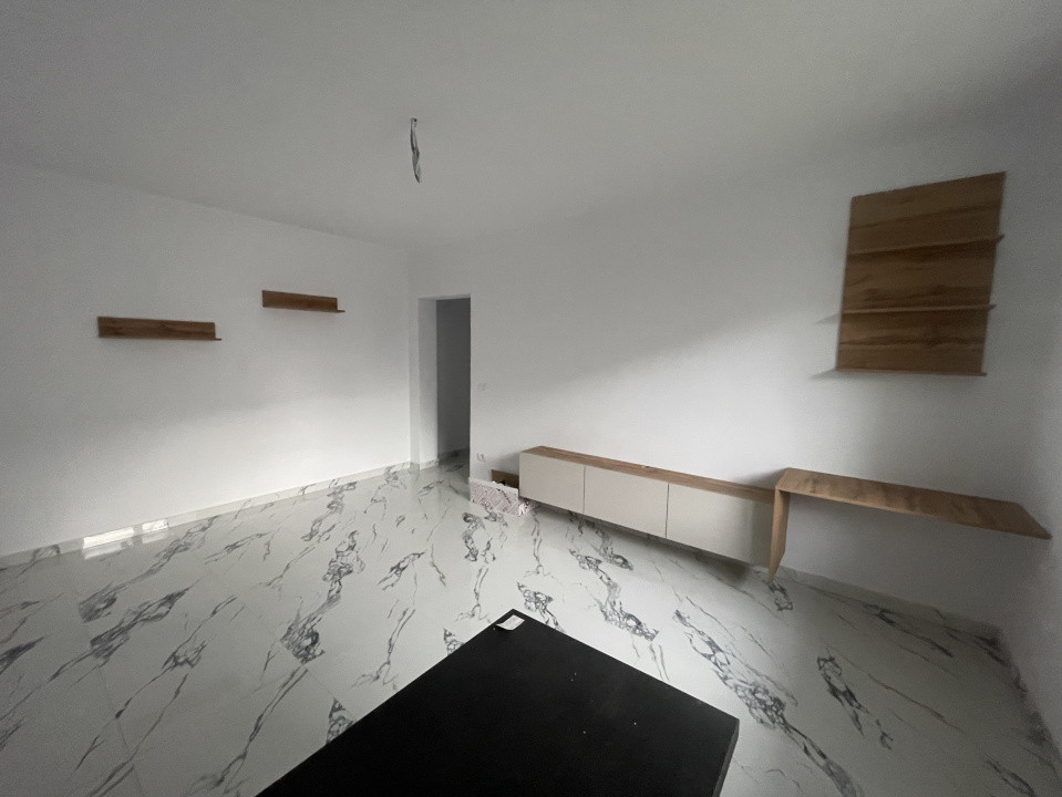 Apartament la parter in bloc nou //  2 camere decomandat.