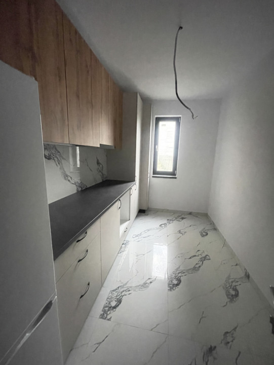 Apartament la parter in bloc nou //  2 camere decomandat.