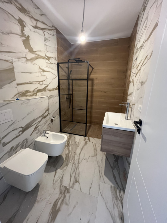 PROPRIETAR, DECOMANDAT, 2 BALCOANE