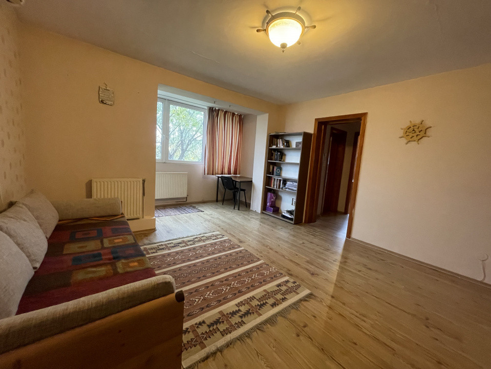 Apartament cu garaj,  etaj intermediar 