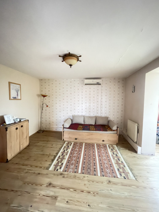 Apartament cu garaj,  etaj intermediar 