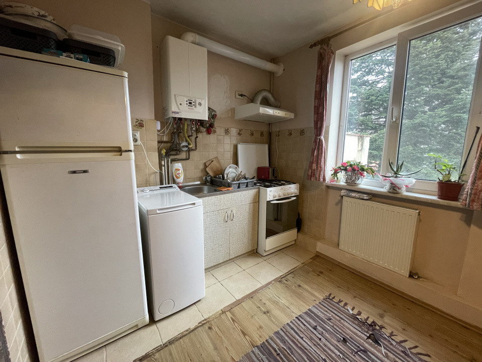 Apartament cu garaj,  etaj intermediar 