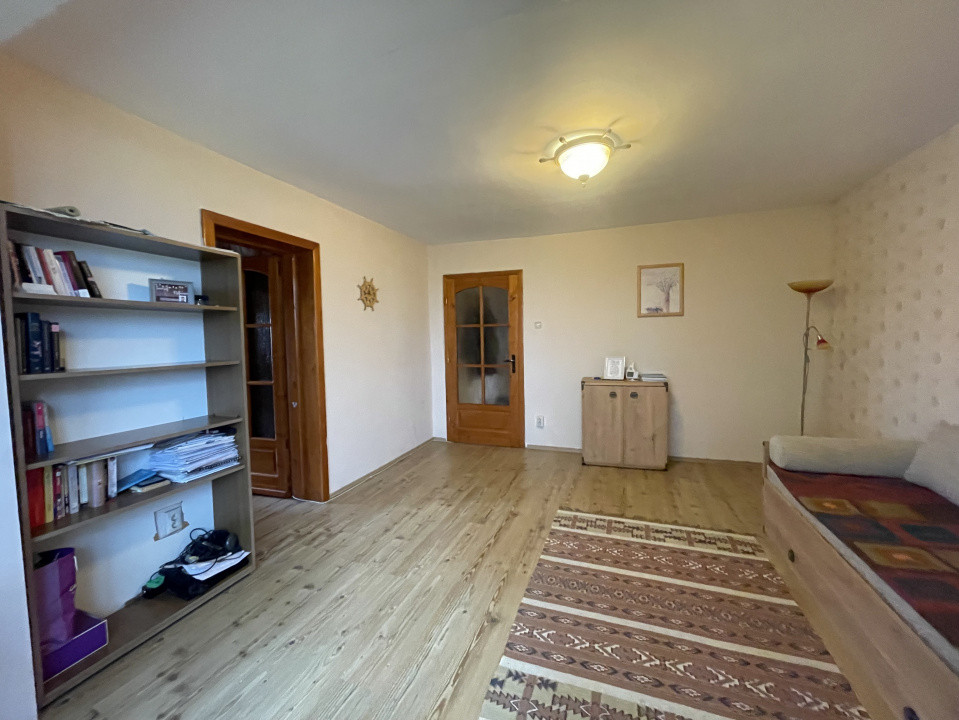 Apartament cu garaj,  etaj intermediar 