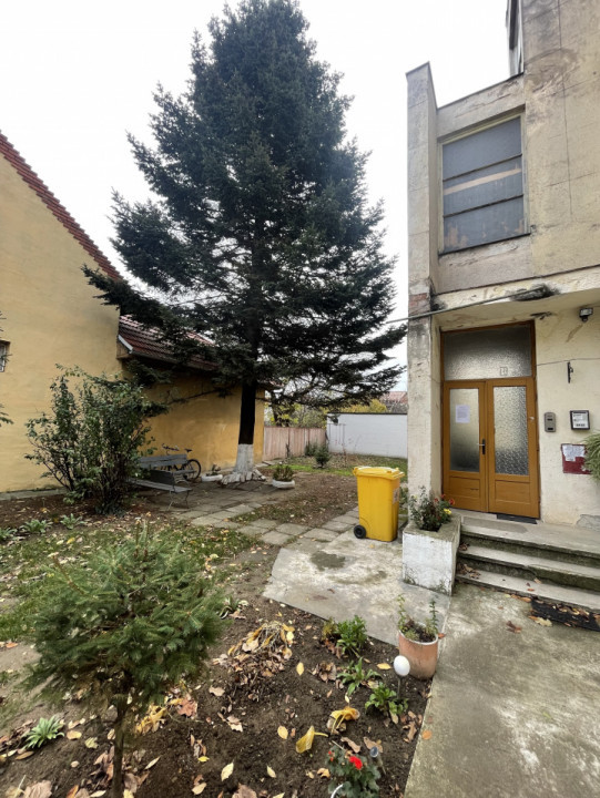 Apartament cu garaj,  etaj intermediar 