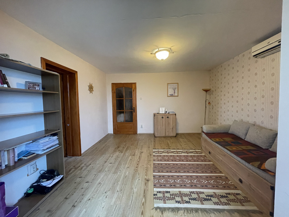 Apartament cu garaj,  etaj intermediar 
