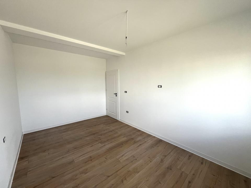 Ultima Jumatate, 4 Camere, Asfalt