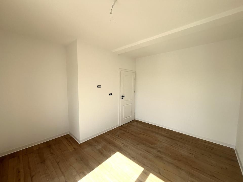 Ultima Jumatate, 4 Camere, Asfalt