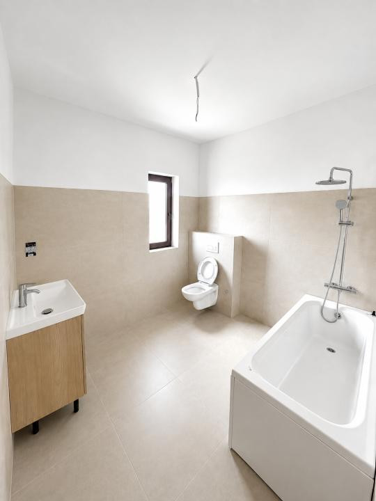 Ultima Jumatate, 4 Camere, Asfalt