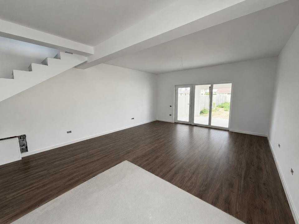 Teren Generos, 5 Camere, Canalizare