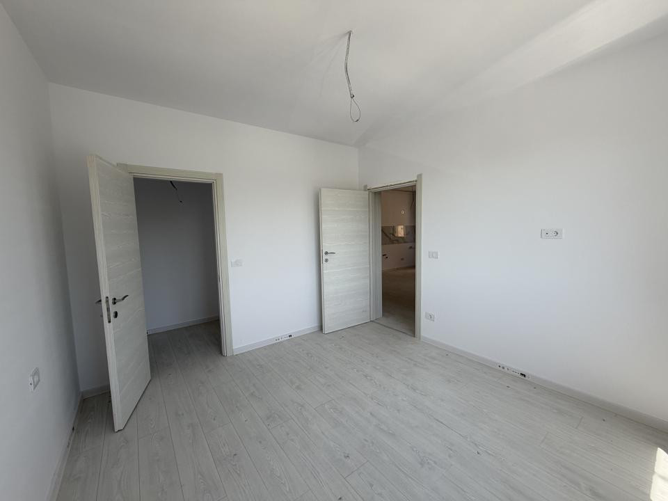 DEZVOLTATOR, 3 CAMERE LA ASFALT, GIROC